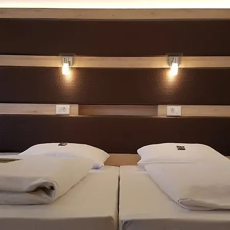 Roomingtons Kaiserhof Hotel